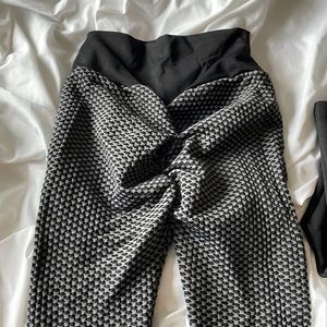 Scrunchy butt lifting leggings